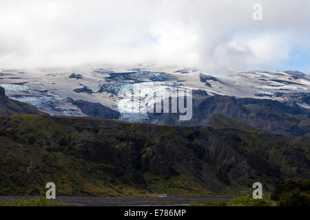 Le Volcan Eyjafjallajokull avec le bus traversant la rivière Krossa Islande Banque D'Images