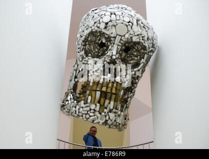 Francfort-sur-Main, Allemagne. 09Th Nov, 2014. Artiste Subodh Gupta de new Delhi se trouve à côté de son "esprit d'installation à l'arrêt (2008)' au Musée d'Art Moderne (MMK) à Francfort-sur-Main, Allemagne, 09 septembre 2014. L'artiste indien utilise des objets du quotidien pour ses installations. L'exposition 'ubodh Gupta - tout est à l'intérieur' aura lieu du 12 septembre 2014 au 18 janvier 2015. Photo : ARNE DEDERT/DPA/Alamy Live News Banque D'Images