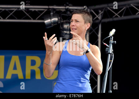 Interprète en langue des signes lors d'un rassemblement politique à Trafalgar Square Banque D'Images
