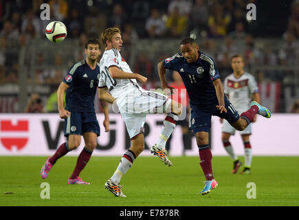 L'Allemagne Christoph Kramer (C) et l'Ecosse de Ikechi Anya rivalisent pour la balle pendant l'UEFA EURO 2016 groupe admissible d match de football entre l'Allemagne et de l'Écosse à Dortmund, en Allemagne, 07 septembre 2014. L'Allemagne a gagné 2-1. Photo : Federico Gambarini/dpa Banque D'Images