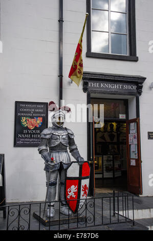 La statue d'un chevalier médiéval à l'extérieur de la boutique chevalier dans le Nord du Pays de Galles Conwy Banque D'Images