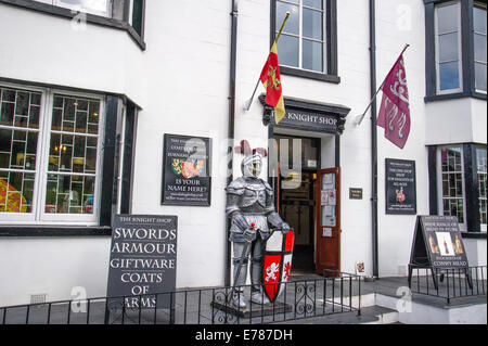 Le chevalier shop. Une boutique de cadeaux dans le Nord du Pays de Galles Conwy avec statue d'un chevalier médiéval Banque D'Images