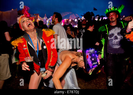 Glastonbury Festival 2014. 4h00 med alimentée danseurs dans le moyeu de Shangri La Banque D'Images