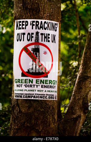 L'affiche de la fracturation anti sur un arbre à Glastonbury. Glastonbury Festival 2014 Banque D'Images