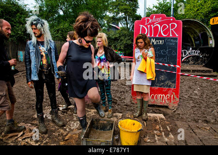 Glastonbury Festival 2014. Lave-bottes dans la boue le matin après de Shangri-La Banque D'Images