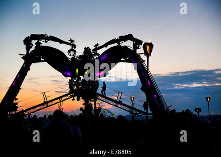 Au coeur de Glastonbury Festival "Théâtre et cirque" par l'artiste anglais spider Joe Rush, fondateur de la Société des déchets Mutoid Banque D'Images