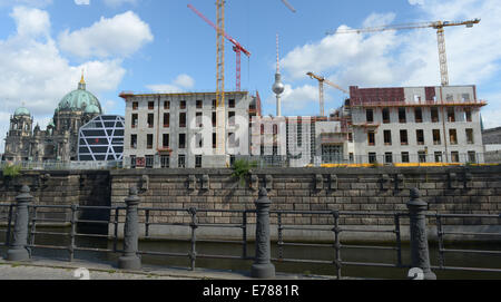 Berlin, Allemagne. 09Th Nov, 2014. Le site de construction du palais de la ville de Berlin avec la cathédrale (L) à Berlin, Allemagne, 09 septembre 2014. Photo : RAINER JENSEN/dpa/Alamy Live News Banque D'Images