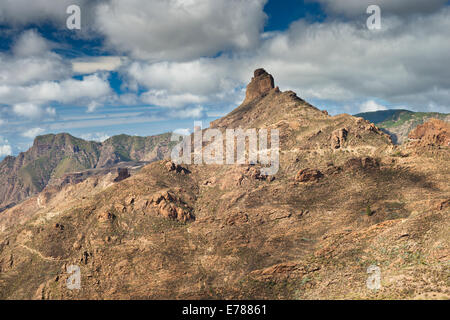 L'emblématique caractéristique naturelle de Roque Bentayga dans le Barranco de Tejeda, à partir de la Solana, près de Tejeda, Gran Canaria Banque D'Images