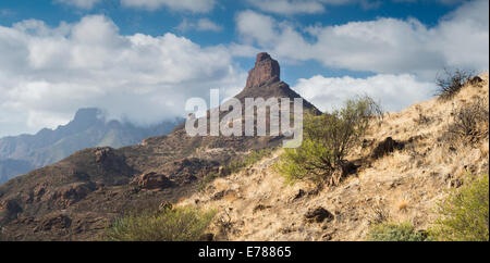 L'emblématique caractéristique naturelle de Roque Bentayga dans le Barranco de Tejeda, à partir de la Solana, près de Tejeda, Gran Canaria Banque D'Images