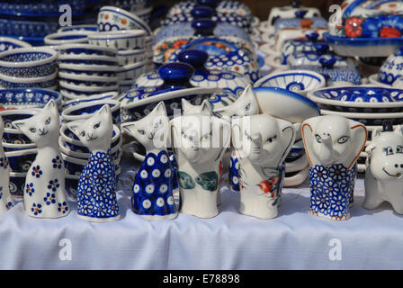 Céramique typiquement polonaise en vente sur un étal du marché de Wroclaw, la Basse Silésie, Pologne Banque D'Images