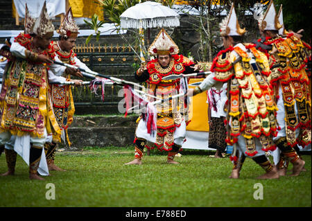 Jakarta, Indonésie. Sep 9, 2014. Les interprètes dansent lors d'une cérémonie d'Pujawali à Bogor de la province de Java ouest, Indonésie, 9 septembre 2014. Pujawali est un rituel hindou de la cérémonie pour marquer la Parahyangan ti'Jagatkartta Salak Taman Sari, la deuxième plus grande montagne Pura (maison de culte hindou) après Pura Besakih à Bali. Sanovri Crédit : Veri/Xinhua/Alamy Live News Banque D'Images