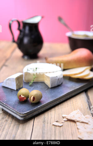 Nature morte avec assiette de fromage et les olives sur la table Banque D'Images