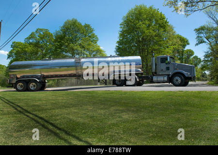 Camion-citerne ou réservoir de ferme laitière visites recueillir mik pour Agri-Mark coopérative. Woodbury, CT. Banque D'Images