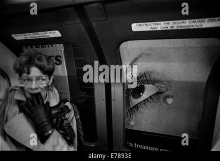 Femme en tube avec Man Ray poster à l'arrière-plan. Banque D'Images