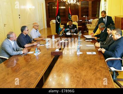 Tripoli (Libye). Sep 9, 2014. La Libye a soutenu les islamistes le Premier Ministre Omar al-Hasi (C) porte sur une réunion après le Congrès national général sortant (GNC) accordée à la confiance le nouveau cabinet, qui est dirigé par Omar al-Hasi et composé de 19 ministères et trois conseils suprêmes, à Tripoli, Libye, le 8 septembre 2014. La Libye' s ex-parlement a officiellement le gouvernement soutenu par islamistes dans la capitale de Tripoli le lundi. Source : Xinhua/Alamy Live News Banque D'Images