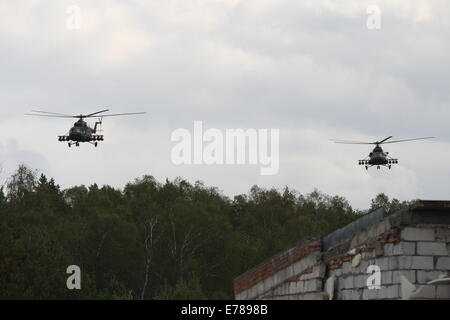 Oleszno, Pologne 9ème, septembre 2014 Épée Nobel-14 Force internationale d'exercer des forces spéciales à l'armée de terre Centre de formation à Oleszno. 15 pays participent au 'Noble épée-14' : la Croatie, l'Estonie, la France, les Pays-Bas, la Lituanie, l'Allemagne, Norvège, Pologne, Slovaquie, Slovénie, France, Turquie, Hongrie, Grande Bretagne et Italie. Les hélicoptères MI-17 prendre part à la formation Crédit : Michal Fludra/Alamy Live News Banque D'Images