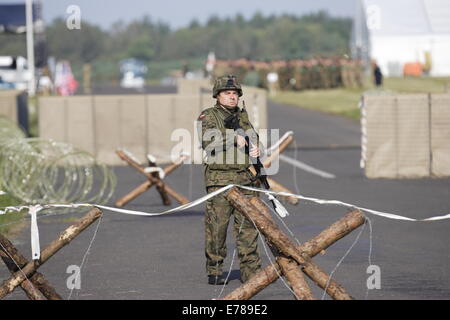 Oleszno, Pologne 9ème, septembre 2014 Épée Nobel-14 Force internationale d'exercer des forces spéciales à l'armée de terre Centre de formation à Oleszno. 15 pays participent au 'Noble épée-14' : la Croatie, l'Estonie, la France, les Pays-Bas, la Lituanie, l'Allemagne, Norvège, Pologne, Slovaquie, Slovénie, France, Turquie, Hongrie, Grande Bretagne et Italie. Credit : Michal Fludra/Alamy Live News Banque D'Images