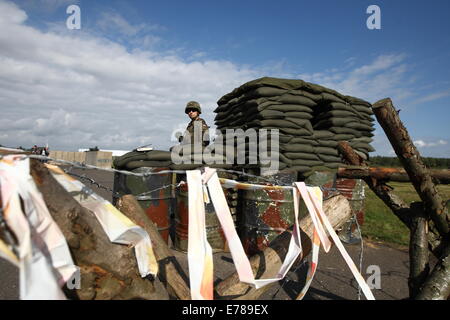 Oleszno, Pologne 9ème, septembre 2014 Épée Nobel-14 Force internationale d'exercer des forces spéciales à l'armée de terre Centre de formation à Oleszno. 15 pays participent au 'Noble épée-14' : la Croatie, l'Estonie, la France, les Pays-Bas, la Lituanie, l'Allemagne, Norvège, Pologne, Slovaquie, Slovénie, France, Turquie, Hongrie, Grande Bretagne et Italie. Credit : Michal Fludra/Alamy Live News Banque D'Images