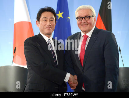 Berlin, Allemagne. 09Th Nov, 2014. Le Ministre des affaires étrangères, Frank-Walter Steinmeier (R) et son homologue japonais Fumio Kishida donner une conférence de presse du ministère des Affaires étrangères à Berlin, Allemagne, 09 septembre 2014. Photo : RAINER JENSEN/dpa/Alamy Live News Banque D'Images