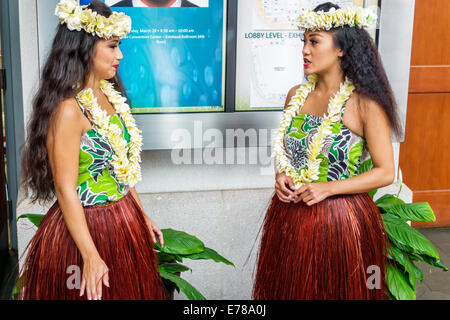 Hawaii,Hawaiian,Oahu,Honolulu,Convention Center,centre,intérieur,danseuses hula,greeter,jupe herbe,fleurs lei,les visiteurs voyagent t Banque D'Images