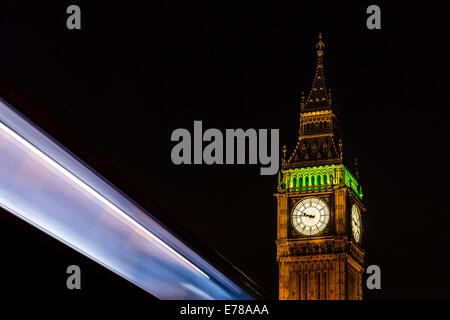 Big Ben à Londres, Angleterre photographié à 21:46 le 3 septembre 2014. Programmée pour coïncider avec un bus de Londres Banque D'Images