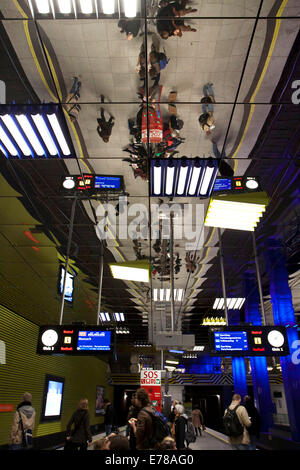 Munich, Allemagne : plafond miroir reflète les passagers en attente de leurs connexions à la station de métro de Muenchner Freiheit, Banque D'Images