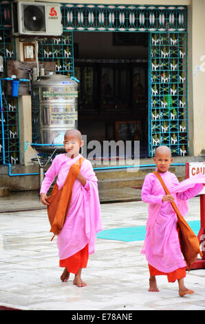 Jeune femme bouddhiste ou ascétique nun walking aller étudier à la Pagode Botahtaung le 14 juillet 2014 à Yangon Myanmar Banque D'Images