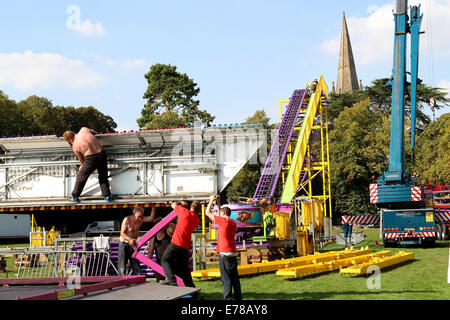 Witney, Oxfordshire, UK, le 9 septembre 2014. Les travailleurs forains créé un soleil de plomb en suspension dodgem en préparation de la fête à Witney ce weekend. La fête annuelle de St Mary a eu lieu depuis 1243 pour commémorer la nouvelle inauguration de l'église St Mary lorsque l'évêque a donné un cerf au Recteur afin que les gens de la ville ne pouvait célébrer l'occasion. Aujourd'hui un cochon rôti le vert de l'Église marque encore cette partie de la tradition aux côtés des manèges forains, sideshows, stands de nourriture, de la musique, et les événements sportifs Credit : Ric Mellis/Alamy Live News Banque D'Images