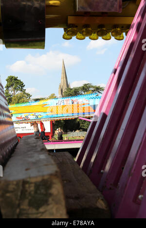 Witney, Oxfordshire, UK, le 9 septembre 2014. Les travailleurs forains créé un soleil de plomb en suspension dodgem en préparation de la fête à Witney ce weekend. La fête annuelle de St Mary a eu lieu depuis 1243 pour commémorer la nouvelle inauguration de l'église St Mary lorsque l'évêque a donné un cerf au Recteur afin que les gens de la ville ne pouvait célébrer l'occasion. Aujourd'hui un cochon rôti le vert de l'Église marque encore cette partie de la tradition aux côtés des manèges forains, sideshows, stands de nourriture, de la musique, et les événements sportifs Credit : Ric Mellis/Alamy Live News Banque D'Images