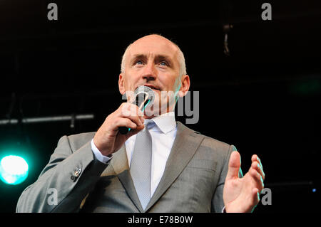 Belfast, Irlande du Nord. 9 mai 2014 - L'ancien champion du monde de boxe Barry McGuigan Crédit : Stephen Barnes/Alamy Live News Banque D'Images