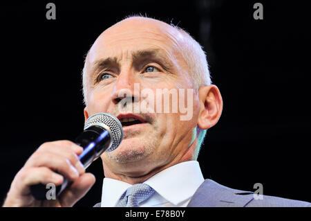 Belfast, Irlande du Nord. 9 mai 2014 - L'ancien champion du monde de boxe Barry McGuigan Crédit : Stephen Barnes/Alamy Live News Banque D'Images