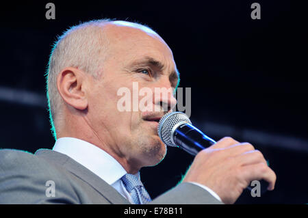 Belfast, Irlande du Nord. 9 mai 2014 - L'ancien champion du monde de boxe Barry McGuigan Crédit : Stephen Barnes/Alamy Live News Banque D'Images