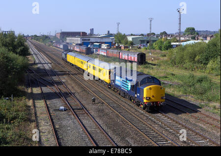 37605 chefs 3Z69 07:10 - Derby London Euston train d'essai RTC par Burton sur 02/09/14. 37611 a été à l'arrière. Banque D'Images