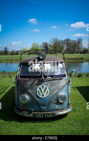 Le camping-car volkswagen classique besoin de restauration. Banque D'Images