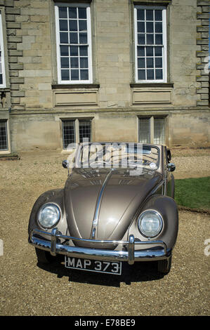 Classique aux couleurs bronze magnifiquement entretenu Volkswagen Beetle Cabriolet voiture. Banque D'Images