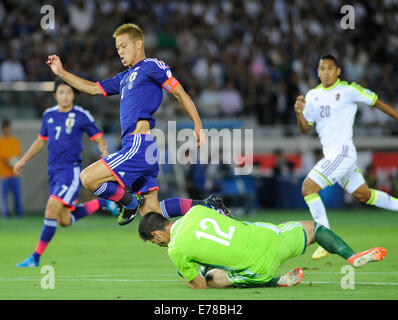 Kanagawa, Japon. Sep 9, 2014. Keisuke Honda (2e L) du Japon saute par gardien de but vénézuélien Daniel Hernandez (en bas) au cours de leur Kirin Challenge Cup Match à Yokohama, au sud de Tokyo, Japon, 9 septembre 2014. Le jeu est terminé en 2-2. Credit : Stringer/Xinhua/Alamy Live News Banque D'Images