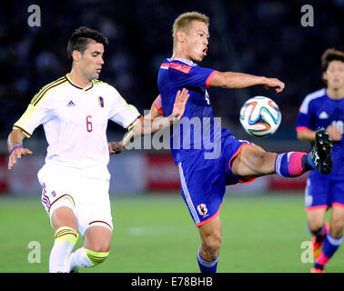 Kanagawa, Japon. Sep 9, 2014. Keisuke Honda (R, à l'avant) du Japon et Gabriel Cichero du Venezuela rivalisent pour la balle durant leur Kirin Challenge Cup Match à Yokohama, au sud de Tokyo, Japon, 9 septembre 2014. Le jeu est terminé en 2-2. Credit : Stringer/Xinhua/Alamy Live News Banque D'Images