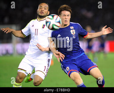 Kanagawa, Japon. Sep 9, 2014. Juan Falcon (L) du Venezuela et Gotoku Sakai du Japon rivalisent pour la balle durant leur Kirin Challenge Cup Match à Yokohama, au sud de Tokyo, Japon, 9 septembre 2014. Le jeu est terminé en 2-2. Credit : Stringer/Xinhua/Alamy Live News Banque D'Images