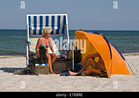 Couple de personnes âgées bénéficiant du soleil sur la plage de Prerow, côte de la mer Baltique, Allemagne Banque D'Images