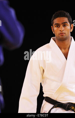 Shah Hussain Shah du Pakistan dans son combat avec Christopher George de Trinité-et-Tobago dans le mens -100 kg judo Banque D'Images