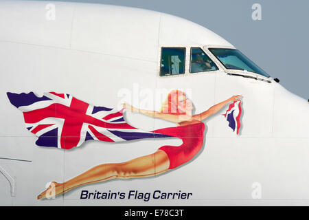 Boeing 747-400 de Virgin Atlantic le roulage vers la piste 05L, comme le premier officier vagues aux spectateurs. Banque D'Images