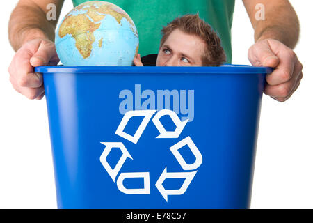 Homme avec globe dans les déchets pour recyclage Banque D'Images