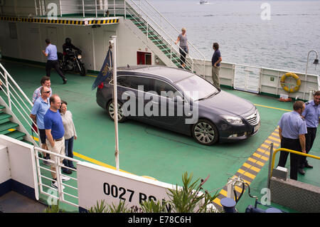 Les passagers et les véhicules sur une traversée en ferry entre le lac de Garde Limone et Malcesine, Italie. Banque D'Images