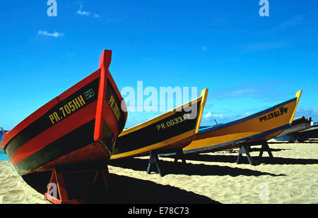 Bateaux de pêche colorés,Bateau,Crash Plage Aguadilla, Porto Rico Banque D'Images