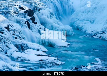 Gullfoss en hiver avec la cascade de glace dans le canyon de la rivière Hvítá, sud-ouest de l'Islande Banque D'Images