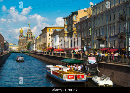 Les bateaux de croisière, visite guidée d'Bolshoy Pr. Petrogradskoy Storony canal, avec l'Église le Sang Versé en arrière-plan, Saint Petersburg, Russie, Europe Banque D'Images