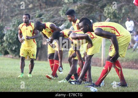 Kampala, Ouganda. 8 Septembre, 2014. Certains des joueurs de l'équipe nationale de football de la Guinée sur l'échauffement à Kampala, qui se préparent à prendre sur les hôtes Grues Ouganda dans un qualificatif de la coupe d'Afrique des Nations le mercredi 10 septembre 2014. Malgré la menace d'épidémie d'Ebola en Ouganda, est d'accueillir la Guinée dans la coupe d'Afrique des Nations qualificatif de soccer. La maladie n'a jusqu'ici tué 2 100 personnes dans le pays d'Afrique de l'ouest de la Guinée, du Libéria, de la Sierra Leone et le Nigéria, selon l'Organisation mondiale de la santé. Credit : Samson Opus/Alamy Live News Banque D'Images