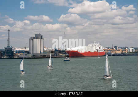 MV Tampa, roll on / roll off container ship docks de Southampton, en Angleterre. Banque D'Images