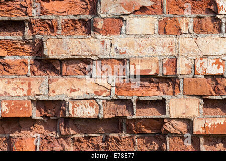 Old weathered grunge mur de brique rouge en arrière-plan Banque D'Images