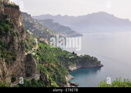 Route de Amalfi Conca dei Marini, Côte Amalfitaine, Campanie, Italie Banque D'Images